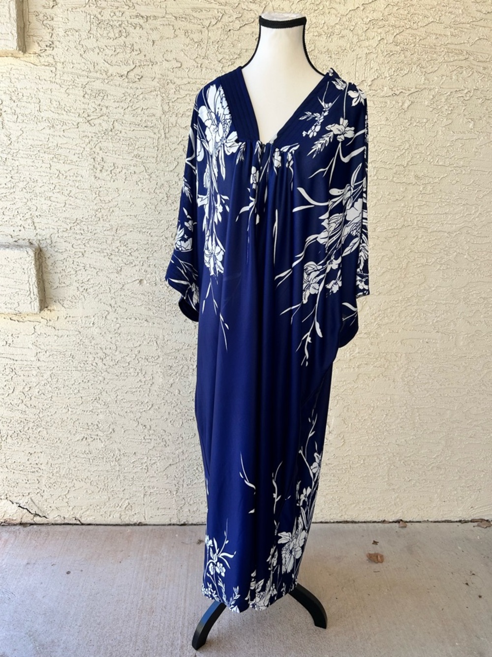 Flowing vintage  Navy Floral Maxihouse Dress with V-Neck
